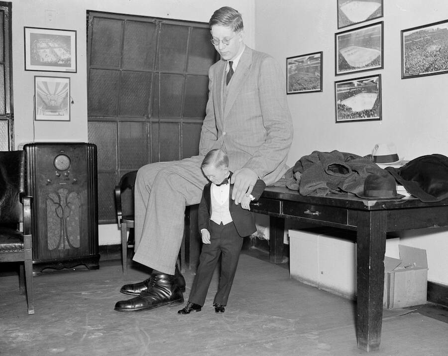 Cầu thủ chân dài nhất thế giới - Robert Pershing Wadlow